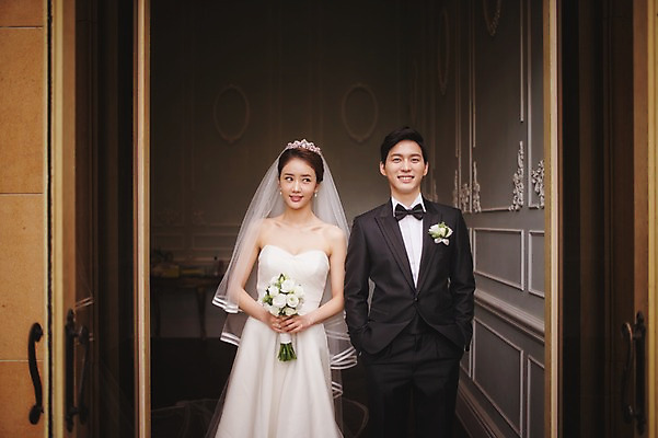 포토 JPG 주간 여자 남자 행복 신부 부케 웨딩드레스 신랑 결혼 서기 미소 정장 턱시도 상반신 성인 야외 두명 앞모습 30대 한국인 기념촬영 웨딩라이프 성인만 국내포토 자연요소 라이프스타일 드레스 옷 감정 뷰포인트 꽃다발 모션 표정 사람 동양인 이벤트 장년 사진촬영 파일형식