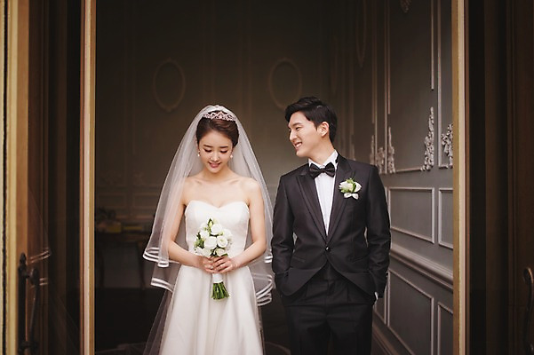 포토 JPG 주간 여자 남자 행복 신부 부케 웨딩드레스 신랑 결혼 서기 미소 정장 턱시도 상반신 성인 야외 두명 앞모습 30대 한국인 기념촬영 웨딩라이프 성인만 국내포토 자연요소 라이프스타일 드레스 옷 감정 뷰포인트 꽃다발 모션 표정 사람 동양인 이벤트 장년 사진촬영 파일형식