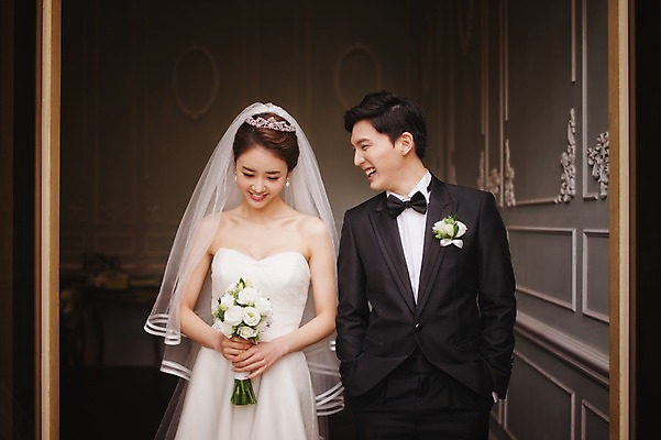 포토 JPG 주간 여자 남자 행복 신부 부케 웨딩드레스 신랑 결혼 서기 미소 정장 턱시도 상반신 성인 야외 두명 앞모습 30대 한국인 기념촬영 웨딩라이프 성인만 국내포토 자연요소 라이프스타일 드레스 옷 감정 뷰포인트 꽃다발 모션 표정 사람 동양인 이벤트 장년 사진촬영 파일형식