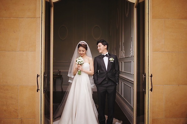 포토 JPG 주간 여자 남자 행복 신부 부케 웨딩드레스 신랑 결혼 서기 미소 정장 턱시도 상반신 성인 야외 두명 앞모습 30대 한국인 기념촬영 웨딩라이프 성인만 국내포토 자연요소 라이프스타일 드레스 옷 감정 뷰포인트 꽃다발 모션 표정 사람 동양인 이벤트 장년 사진촬영 파일형식