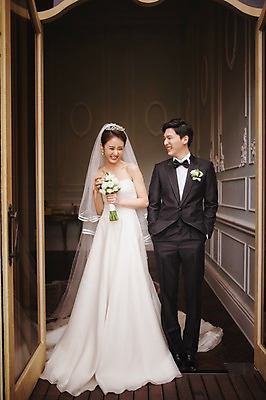 포토 JPG 주간 전신 여자 남자 행복 신부 부케 웨딩드레스 신랑 결혼 서기 들기 정장 턱시도 성인 야외 두명 앞모습 30대 한국인 기념촬영 웨딩라이프 성인만 국내포토 자연요소 라이프스타일 드레스 옷 감정 뷰포인트 꽃다발 모션 사람 동양인 이벤트 장년 사진촬영 파일형식