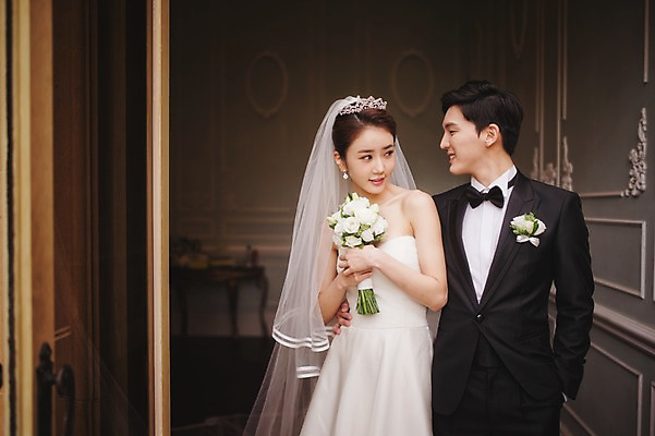 포토 JPG 주간 여자 남자 행복 신부 부케 웨딩드레스 신랑 결혼 서기 정장 턱시도 상반신 성인 야외 두명 앞모습 30대 한국인 기념촬영 웨딩라이프 성인만 국내포토 자연요소 라이프스타일 드레스 옷 감정 뷰포인트 꽃다발 모션 사람 동양인 이벤트 장년 사진촬영 파일형식