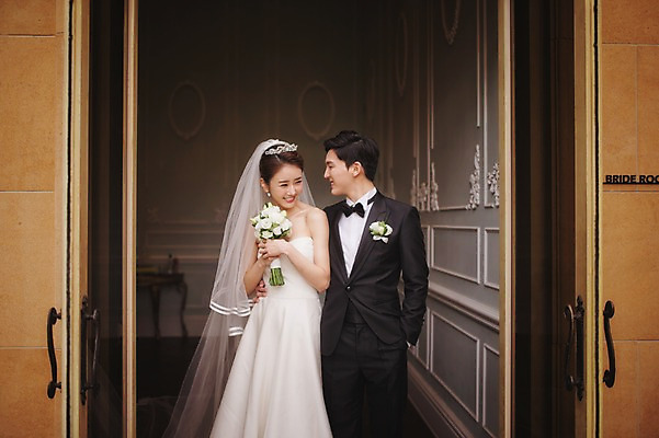 포토 JPG 주간 여자 남자 행복 신부 부케 웨딩드레스 신랑 결혼 서기 미소 정장 턱시도 상반신 성인 야외 두명 앞모습 30대 한국인 기념촬영 웨딩라이프 성인만 국내포토 자연요소 라이프스타일 드레스 옷 감정 뷰포인트 꽃다발 모션 표정 사람 동양인 이벤트 장년 사진촬영 파일형식