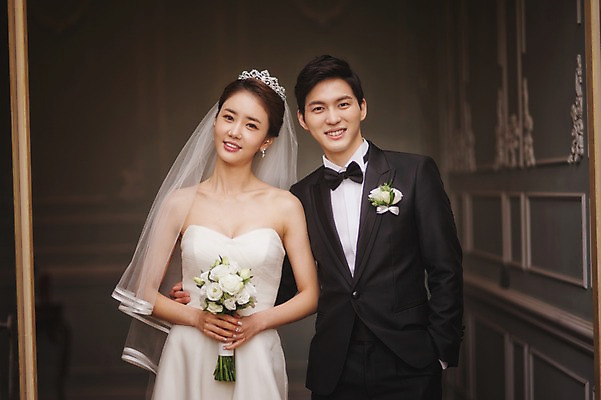 포토 JPG 주간 여자 남자 행복 신부 부케 웨딩드레스 신랑 결혼 서기 미소 정장 턱시도 상반신 성인 야외 두명 앞모습 30대 한국인 기념촬영 웨딩라이프 성인만 국내포토 자연요소 라이프스타일 드레스 옷 감정 뷰포인트 꽃다발 모션 표정 사람 동양인 이벤트 장년 사진촬영 파일형식