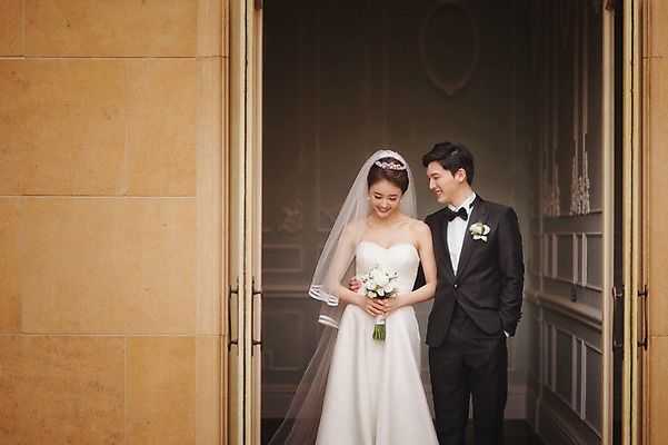 포토 JPG 주간 여자 남자 행복 신부 부케 웨딩드레스 신랑 결혼 서기 미소 정장 턱시도 상반신 성인 야외 두명 앞모습 30대 한국인 기념촬영 웨딩라이프 성인만 국내포토 자연요소 라이프스타일 드레스 옷 감정 뷰포인트 꽃다발 모션 표정 사람 동양인 이벤트 장년 사진촬영 파일형식