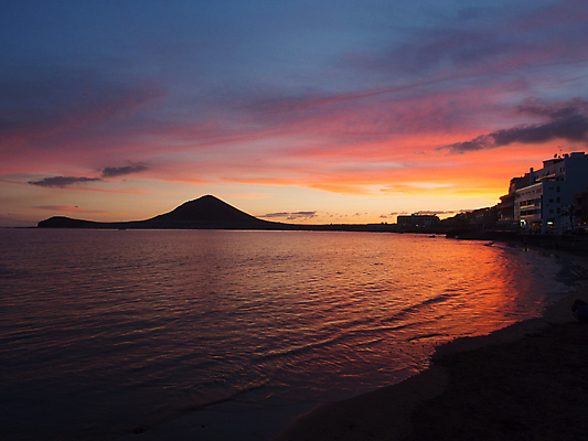 포토 JPG 해외이미지 구름 바다 섬 하늘 산 사람없음 빨간색 물 빛 태양 노란색 일몰 만 대서양 남쪽 해외202004 해외포토 자연요소 컬러 노을 방향 파일형식 이미지허브