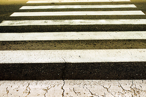 포토 JPG 해외이미지 도로 길 선 조각 백그라운드 컨셉 십자가 패턴 표면 새로움 거리 안전 사람없음 야외 옆모습 빛 검은색 페인트 줄무늬 산책 회색 흰색 도시 거친 고속도로 보행자 보행로 횡단보도 위험 아스팔트 심볼 흔적 사인 질감 심플 얼룩말 타운 방법 콘크리트 해외202004 해외포토 뷰포인트 컬러 무늬 교통시설 휴식 말_동물 파일형식 이미지허브