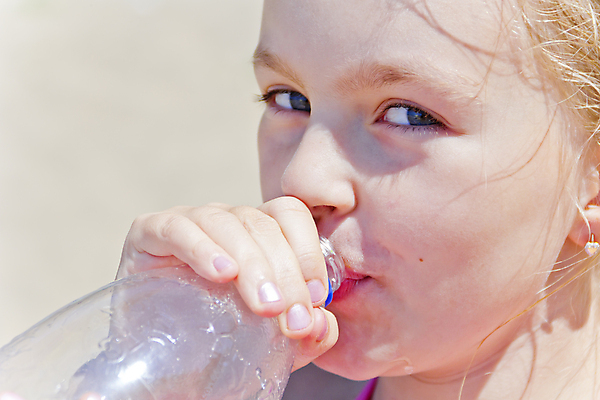 포토 JPG 해외이미지 백인 1 학생 여학생 여자 유럽 음료 어린이 바다 한명 물 파란색 강 금발 흰색 8 6 5 7 해외202004 해외포토 자연요소 서양인 헤어스타일 나라 컬러 사람 숫자 파일형식 이미지허브