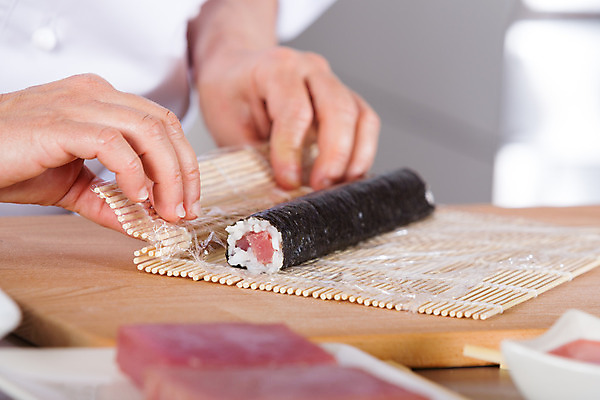 포토 JPG 해외이미지 직업 접시 아시아 음식 백그라운드 유니폼 다이어트 밥 관리 어류 요리 한명 동양인 세트 주방 식당 일본 요리사 검은색 식사 초밥 회 흰색 신선 잡기 작업실 해조류 도쿄 강의 참치 먹기 해산물 준비 날것 롤 연어 해외202004 해외포토 1 식기 옷 나라 컬러 모션 건강 사람 인종 상점 수중동물 해양식물 일본음식 파일형식 이미지허브