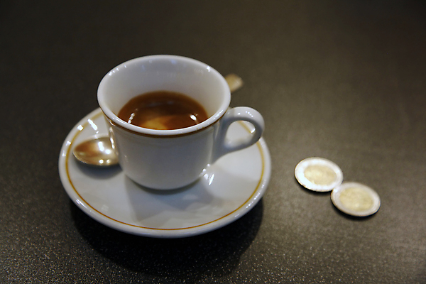 포토 JPG 해외이미지 라이프스타일 커피 실내 사람없음 컵 가로 동전 이탈리아 카페 유로 에스프레소 해외202004 해외포토 식기 유럽 음료 돈 내부 생활 상점 파일형식 이미지허브