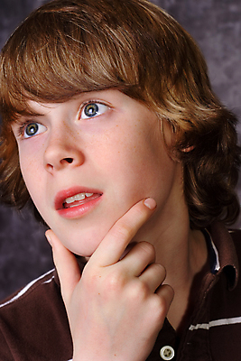 포토 JPG 해외이미지 손 응시 남자 아들 얼굴 어린이 생각 청소년 건강 한명 사람 소년 10대 머리 표현 세대 개발 결백 남동생 배려 천진난만 해외202004 해외포토 1 시선 컨셉 가족 신체부위 동생 파일형식 이미지허브