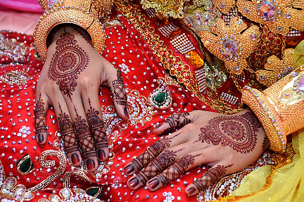 포토 JPG 해외이미지 전통 손 디자인 드레스 여자 종교 문화 결혼 손가락 결혼식 불꽃 관리 손바닥 사랑 미술 사람 동양인 사람없음 장식 컬러풀 갈색 노란색 유행 페인트 축하 아내 화려 의식 묘사 그림 쇼 해외202004 해외포토 옷 감정 컬러 컨셉 불 문화예술 인종 이벤트 신체부위 파일형식 이미지허브