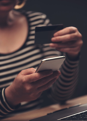 포토 JPG 해외이미지 백인 라이프스타일 여자 돈 인터넷 비즈니스 모바일 한명 금융 스마트폰 핸드폰 쇼핑 사무실 잡기 비즈니스우먼 신용카드 구매 연결 무선전화기 상업 전자 결제 질서 소매 온라인 전자상거래 쇼퍼홀릭 인출 셀룰러 해외202004 해외포토 서양인 1 모션 사람 생활 경제 전자제품 스마트기기 예절 직장인 재산 전화기 파일형식 이미지허브