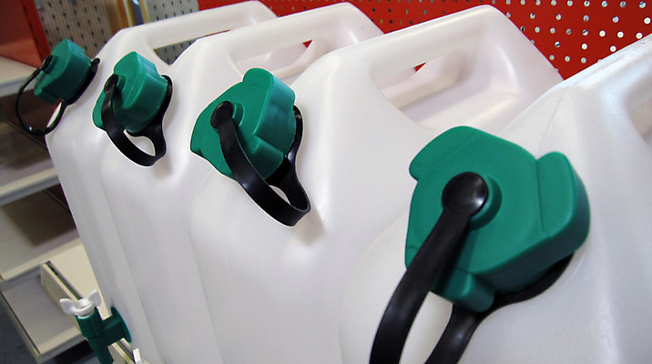 포토 JPG 해외이미지 벽 새로움 통 사람없음 빨간색 금속 에너지 수확 나사 캔 휘발유 정상 위험 컨테이너 폭발물 연료 가스 수납 연소 옛날 캡모자 화학물질 해외202004 해외포토 모자_잡화 산업 무기 컬러 컨셉 농업 재질 공구 화학 석유 파일형식 이미지허브