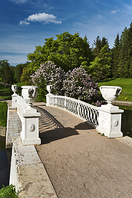 포토 JPG 해외이미지 나무 식물 공원 꽃 길 건축양식 자연 풍경 사람없음 초록색 물 여름 울타리 강 햇빛 맑음 개화 그림 라일락 해외202004 해외포토 자연요소 계절 공공시설 건축 컬러 날씨 담장 태양 생태계 파일형식 이미지허브