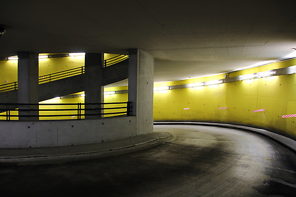 포토 JPG 해외이미지 벽 곡선 출입구 거리 바닥 주택 실내 사람없음 건물 빛 문 어둠 운전 차도 램프 도시 야간 주차 아스팔트 대문 네온 형광등 빛망울 방법 차고 콘크리트 해외202004 해외포토 자연요소 건축물 도로 선 모션 전등 조명 내부 파일형식 이미지허브