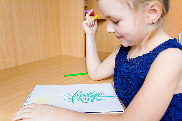 포토 JPG 해외이미지 백인 여자 유럽 어린이 한명 책 금발 독서 흰색 6 7 해외202004 해외포토 서양인 1 헤어스타일 나라 컬러 사람 숫자 파일형식 이미지허브