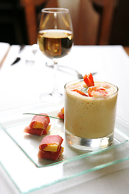 포토 JPG 해외이미지 접시 음식 와인잔 오렌지 과일 유리 탁자 새우 육류 사람없음 목재 빨간색 초록색 와인 얼음 식사 흰색 원형 수프 크림 냅킨 정사각형 복숭아 섬유 해외202004 해외포토 자연요소 도형 나무 식기 컬러 가구 술잔 식재료 재료 재질 주류 갑각류 직물 파일형식 이미지허브