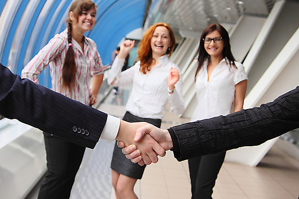 포토 JPG 해외이미지 직업 여자 남자 백그라운드 비즈니스 관계 성공 협력 노동자 악수 함께함 관리 협상 사람 정장 성인 세명 금융 글로벌 사무실 거래 인사 업무 그룹 종업원 동료 계약 팔 내추럴 떨림 고용 동의 정중 치프 해외202004 해외포토 옷 컨셉 모션 손짓 신체부위 경제 구직 예절 작업 채용 파일형식 이미지허브