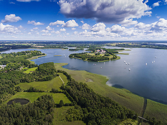 포토 JPG 해외이미지 나무 구름 호수 스포츠 섬 요트 자연 조류 낚시 휴가 항해 어류 풍경 사람없음 초록색 물 여름 파란색 강 수영 자유 장면 카약 광택 수도원 석호 폴란드 드론 전국 해외202004 해외포토 자연요소 식물 동물 계절 유럽 컬러 컨셉 배_교통 레저 수중동물 수상스포츠 생태계 파일형식 이미지허브
