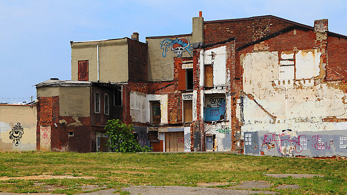 포토 JPG 해외이미지 외관 사람없음 야외 건물 가로 손상 도시 그래피티 버리기 폐허 서식지 그런지 깨짐 빈민가 썩음 옛날 파멸 해외202004 해외포토 건축물 컨셉 모션 낙서 그림 파일형식 소멸 이미지허브