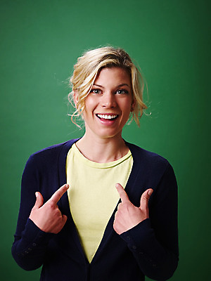 포토 JPG 해외이미지 백인 직업 1 응시 여자 행복 포즈 백그라운드 손가락 성공 한명 미소 사람 손짓 20대 성인 초록색 30대 금발 카메라 놀람 기쁨 흰색 가리킴 업무 오픈 자신감 입 선택 종업원 해외202004 해외포토 서양인 헤어스타일 손 시선 감정 컬러 컨셉 모션 표정 청년 신체부위 장년 전자제품 작업 파일형식 이미지허브