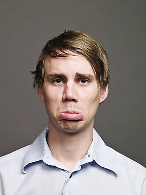 포토 JPG 해외이미지 응시 시선 남자 행복 셔츠 회색배경 한명 미소 사람 표현 피부 입술 섬광 해외202004 해외포토 1 감정 백그라운드 상의 표정 신체부위 회색 파일형식 이미지허브