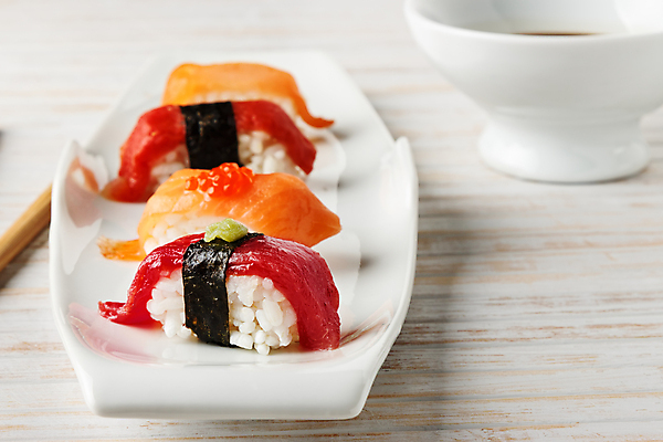 포토 JPG 해외이미지 전통 접시 아시아 문화 음식 바다 백그라운드 다이어트 젓가락 밥 건강 어류 요리 동양인 사람없음 빨간색 식당 일본 검은색 식사 저녁식사 초밥 흰색 신선 해조류 맛 고추냉이 참치 먹기 해산물 날것 연어 점심식사 고립 대두 이국적 스타일 해외202004 해외포토 식기 나라 컬러 컨셉 모션 수저 인종 상점 수중동물 양념 해양식물 일본음식 파일형식 이미지허브