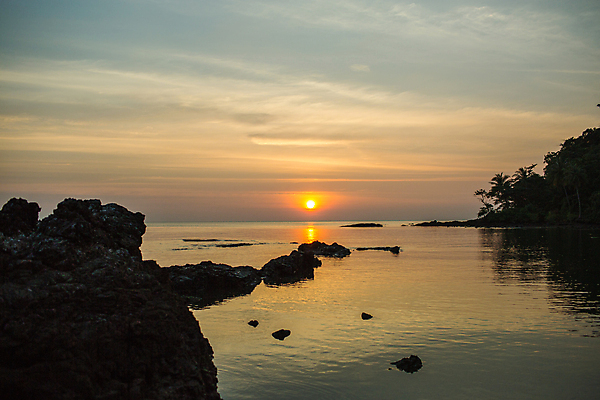 포토 JPG 해외이미지 나무 식물 구름 계절 바다 섬 자연 하늘 날씨 휴식 산 풍경 사람없음 초록색 물 여름 파란색 태양 노란색 황혼 일몰 새벽 시간 뜨거움 상쾌 휴양지 지역 암초 스카이라인 내추럴 순간 파라다이스 수평선 해외202004 해외포토 자연요소 감정 컬러 컨셉 노을 장소 생태계 파일형식 이미지허브