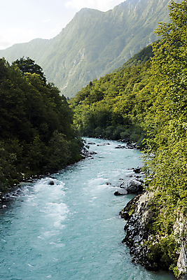 포토 JPG 해외이미지 곡선 자연 산 풍경 사람없음 초록색 물 파란색 강 계곡 땅 언덕 슬로베니아 평야 해외202004 해외포토 자연요소 유럽 선 컬러 생태계 파일형식 이미지허브