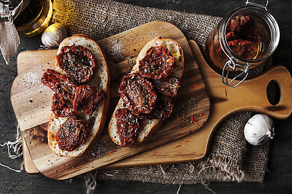 포토 JPG 해외이미지 음식 토마토 재료 탁자 건조 마늘 요리 사람없음 목재 빨간색 시골 직물 도자기 양념 올리브 소금 후추 해외202004 해외포토 나무 열매 컬러 가구 채소 향신료 파일형식 이미지허브