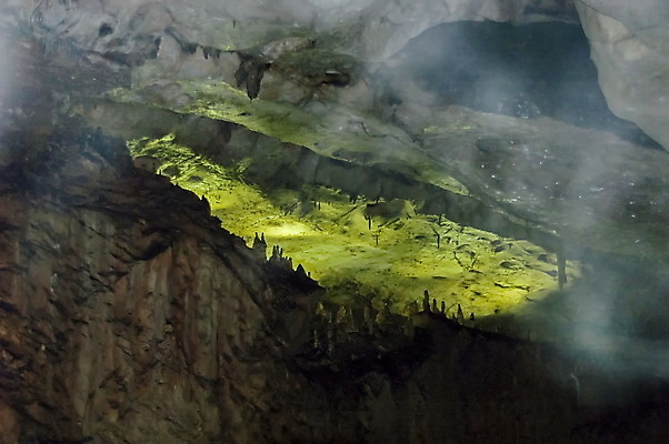 포토 JPG 해외이미지 모양 백그라운드 자연 실내 사람없음 빨간색 초록색 물 노란색 환경 회색 안개 동굴 미술관 땅 크림 암초 불가리아 석회암 종유석 지질학 해외202004 해외포토 자연요소 교육 컬러 날씨 내부 암석 생태계 파일형식 남유럽 이미지허브