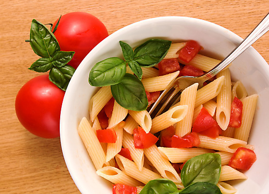 포토 JPG 해외이미지 접시 문화 음식 포크 잎 다이어트 토마토 파스타 건강 요리 사람없음 빨간색 노란색 주방 식사 저녁식사 이탈리아 흰색 신선 최고 고명 지중해 먹기 허브 레시피 바질 내추럴 점심식사 고립 마카로니 입가심 채식주의자 펜네 해외202004 해외포토 식물 식기 유럽 바다 컬러 채소 모션 서양음식 채식 파스타면 파일형식 이미지허브