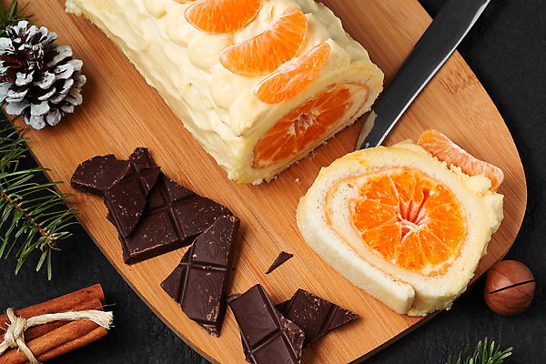 포토 JPG 해외이미지 단면 디저트 귤 실내 사람없음 초콜릿 롤케이크 해외202004 해외포토 음식 과일 내부 케이크 파일형식 이미지허브