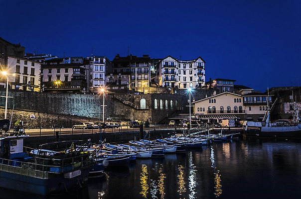 포토 JPG 해외이미지 응시 유럽 건축양식 전등 거리 사람없음 건물 물 파란색 도시풍경 반사 평화 어둠 흐름 도시 보트 스페인 야간 타운 나루 해외202004 해외포토 자연요소 건축물 시선 건축 나라 컬러 컨셉 배_교통 조명 풍경 파일형식 이미지허브