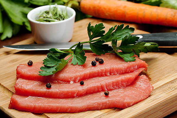 포토 JPG 해외이미지 음식 채소 근육 파슬리 육류 스테이크 사람없음 빨간색 이탈리아 당근 소고기 바비큐 자르기 굽기 날것 슬라이스 후추 단백질 등심 정육점 해외202004 해외포토 유럽 컬러 식재료 모션 뿌리채소 서양음식 상점 구이 향신료 영양소 파일형식 이미지허브