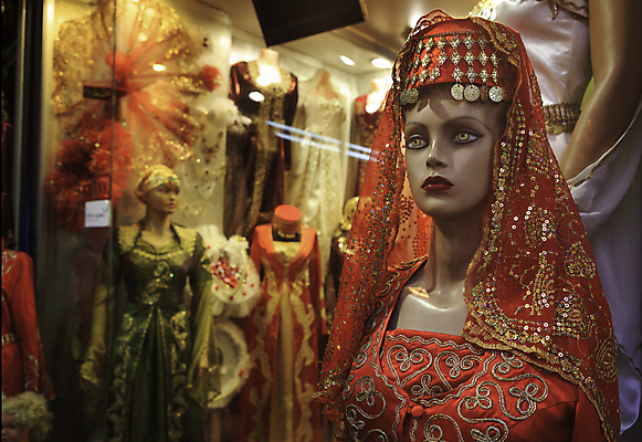 포토 JPG 해외이미지 모델 디자인 옷 여자 남자 안경 얼굴 인형 백그라운드 셔츠 창문 사람 사람없음 내부 장식 초록색 유행 판매 세일 상점 검은색 흰색 직물 시장 쇼핑몰 오브젝트 진열장 소매 꼭두각시 인공 스타일 해외202004 해외포토 잡화 컬러 상의 신체부위 파일형식 이미지허브