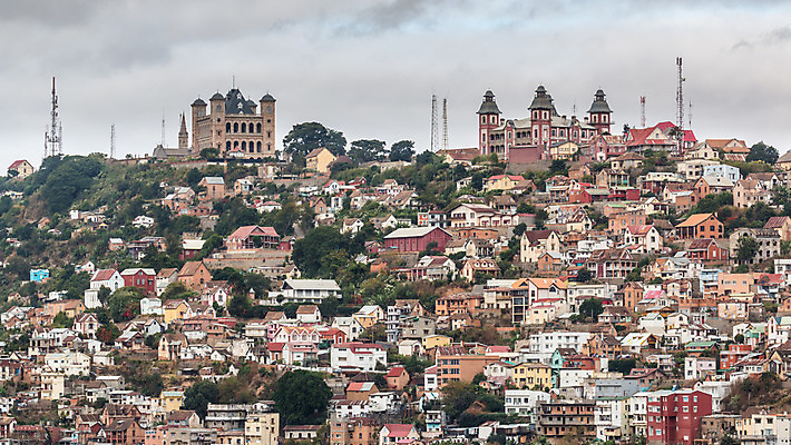 포토 JPG 해외이미지 구름 포장 건축양식 아프리카 주택 사람없음 건물 도시풍경 도시 닫기 언덕 마다가스카르 조감도 해외202004 해외포토 자연요소 건축물 건축 나라 모션 풍경 파일형식 이미지허브