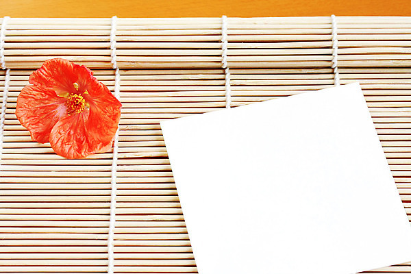 포토 JPG 해외이미지 꽃 종이 사람없음 목재 빨간색 쪽지 공백 매트 흰색 편지 배열 대나무 책상 정사각형 하와이인 히비스커스 해외202004 해외포토 도형 외국인 나무 식물 컬러 가구 재료 파일형식 이미지허브