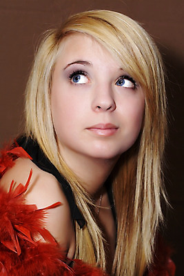 포토 JPG 해외이미지 백인 여자 한명 사람 빨간색 금발 유행 깃털 해외202004 해외포토 서양인 1 헤어스타일 컬러 파일형식 이미지허브