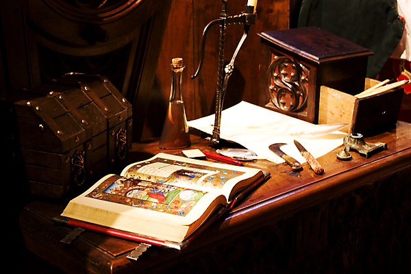 포토 JPG 해외이미지 교육 기독교 종교 문화 여행 탁자 이야기 사람없음 책 여행객 성경 수확 골동품 짐 기록 영혼 중세 역사 도서관 신비 박물관 복고 페이지 고딕 세기 옛날 원고 해외202004 해외포토 가구 컨셉 농업 종교용품 모션 사람 파일형식 이미지허브