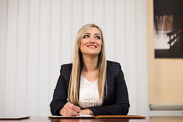 포토 JPG 해외이미지 백인 직업 1 손 여자 남자 종이 생각 비즈니스 CEO 사업가 탁자 성공 한명 서기 사람 앉기 성인 사무실 펜 꿈 흰색 비즈니스우먼 자신감 경영자 문서 경영 배려 심각 치프 해외202004 해외포토 서양인 감정 컬러 가구 컨셉 모션 신체부위 필기구 직장인 리더 파일형식 이미지허브