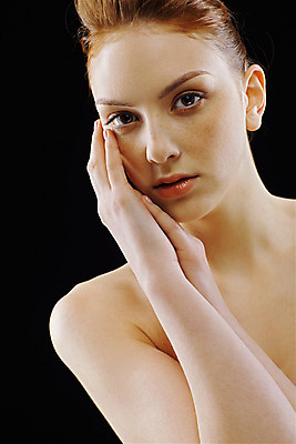 포토 JPG 해외이미지 백인 모델 라이프스타일 손 여자 유럽 얼굴 한명 사람 빨간색 유행 검은색 화장품 흰색 표현 어깨 부드러움 팔 빨간머리 창백 스타일 해외202004 해외포토 서양인 1 헤어스타일 나라 컬러 생활 신체부위 뷰티 감각 파일형식 이미지허브