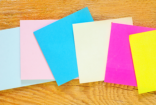 포토 JPG 해외이미지 백그라운드 사람없음 하이앵글 포스트잇 색종이 나무탁자 카피스페이스 해외202004 해외포토 종이 뷰포인트 탁자 공백 메모지 파일형식 이미지허브