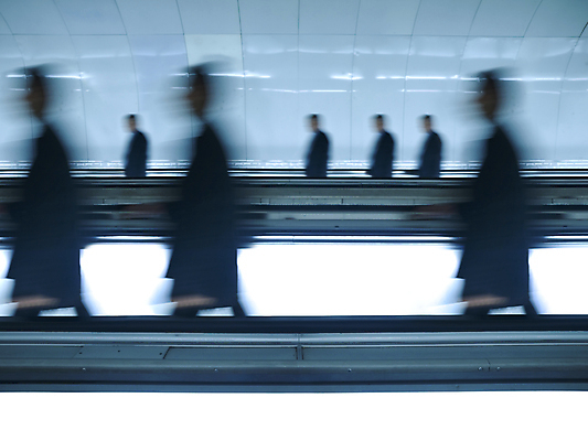 포토 JPG 해외이미지 남자 여행 비즈니스 건축양식 교통시설 모션 미래 실내 사람 성인 사람없음 내부 가로 파란색 산책 도시 시간 업무 비즈니스맨 그룹 복도 터널 군중 소프트포커스 속도 통로 출퇴근 장면 똑같은 방법 블러 해외202004 해외포토 건축 길 컬러 교통 컨셉 휴식 촬영기법 작업 직장인 시설 파일형식 이미지허브