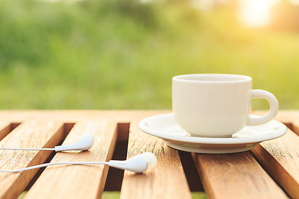 포토 JPG 해외이미지 커피 음료 백그라운드 탁자 아침 모바일 콩 실내 사람 사람없음 목재 책 컵 스마트폰 갈색 식당 검은색 헤드폰 어둠 카페 에너지 머그컵 수확 흰색 시골 신선 뜨거움 닫기 아침식사 수증기 고객 아로마 카푸치노 에스프레소 카페인 해외202004 해외포토 주간 나무 식기 컬러 음향기기 가구 농업 재료 모션 곡류 내부 핸드폰 스마트기기 상점 식사 파일형식 이미지허브