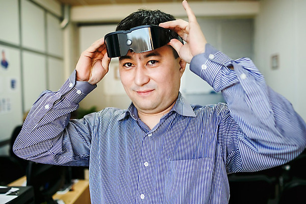 포토 JPG 해외이미지 직업 응시 남자 산업 안경 과학 비즈니스 사업가 통신 미래 기술 실내 한명 사람 성인 사무실 머리 3D 카메라 디지털 스크린 헤드폰 정보 비즈니스맨 전자 혁명 인터페이스 가상 가상현실 현실 해외202004 해외포토 1 시선 잡화 음향기기 컨셉 내부 신체부위 전자제품 직장인 디지털합성 파일형식 이미지허브