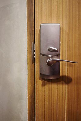 포토 JPG 해외이미지 디자인 가구 컨셉 출입구 새로움 아파트 실내 손잡이 안전 사람없음 내부 목재 장식 문 금속 재산 고급 닫기 보호 맨션 묘사 시작 질감 잠금 보안 열쇠구멍 문고리 삽입 철강 스타일 미니멀 해외202004 해외포토 나무 생활용품 재료 모션 재질 주택 금융 파일형식 이미지허브