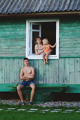 포토 JPG 해외이미지 백인 여자 남자 딸 행복 어린이 농업 가족 엄마 함께함 앉기 소년 야외 세명 농장 마을 목장 수확 시골 아기 카우보이 농부 옛날 해외202004 해외포토 서양인 직업 감정 산업 컨셉 관계 모션 사람 파일형식 이미지허브