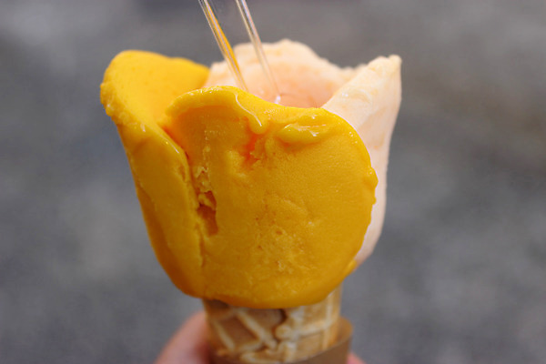 포토 JPG 해외이미지 꽃무늬 아이스크림 디저트 사람없음 노란색 숟가락 시원함 토핑 젤라또 해외202004 해외포토 꽃 음식 컬러 무늬 수저 파일형식 이미지허브